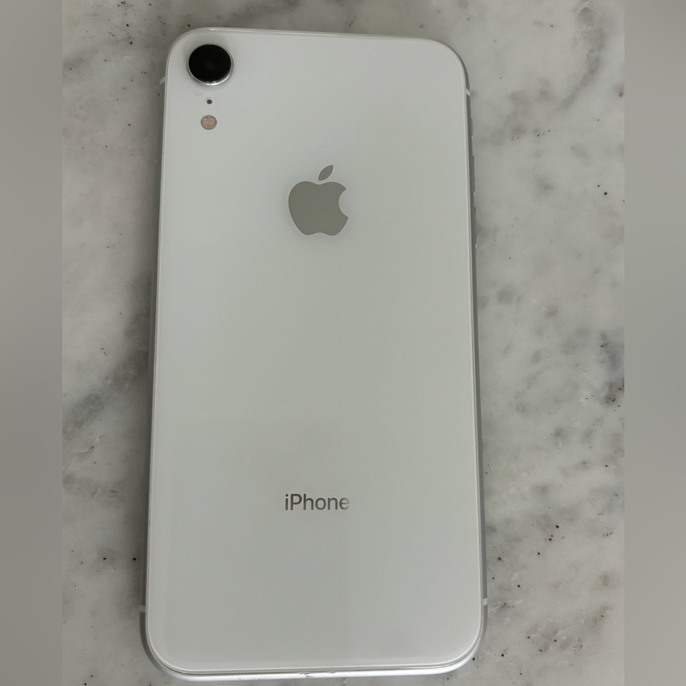 iPhone XR 64gb Unlocked w *FREE CASE + SCREEN PROTECTOR* Ready to use